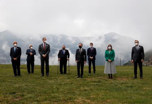 Izq.-dcha: el presidente de Portugal, Marcelo Rebelo de Sousa , el primer ministro de Portugal, António Costa, el Rey, el presidente de Guatemala, Alejandro Giammattei, el jefe de gobierno de Andorra, Xavier Espot Zamora, el presidente Pedro Sánchez, la secretaria general iberoamericana, Rebeca Grynspan y el presidente de la República Dominicana, Luis Abinader,