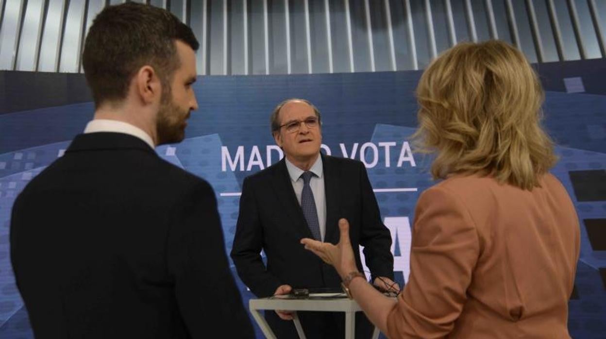 Jon Ariztimuño y María Rey, que conducirán también el debate de esta noche, charlan con Ángel Gabilondo en el de 2019