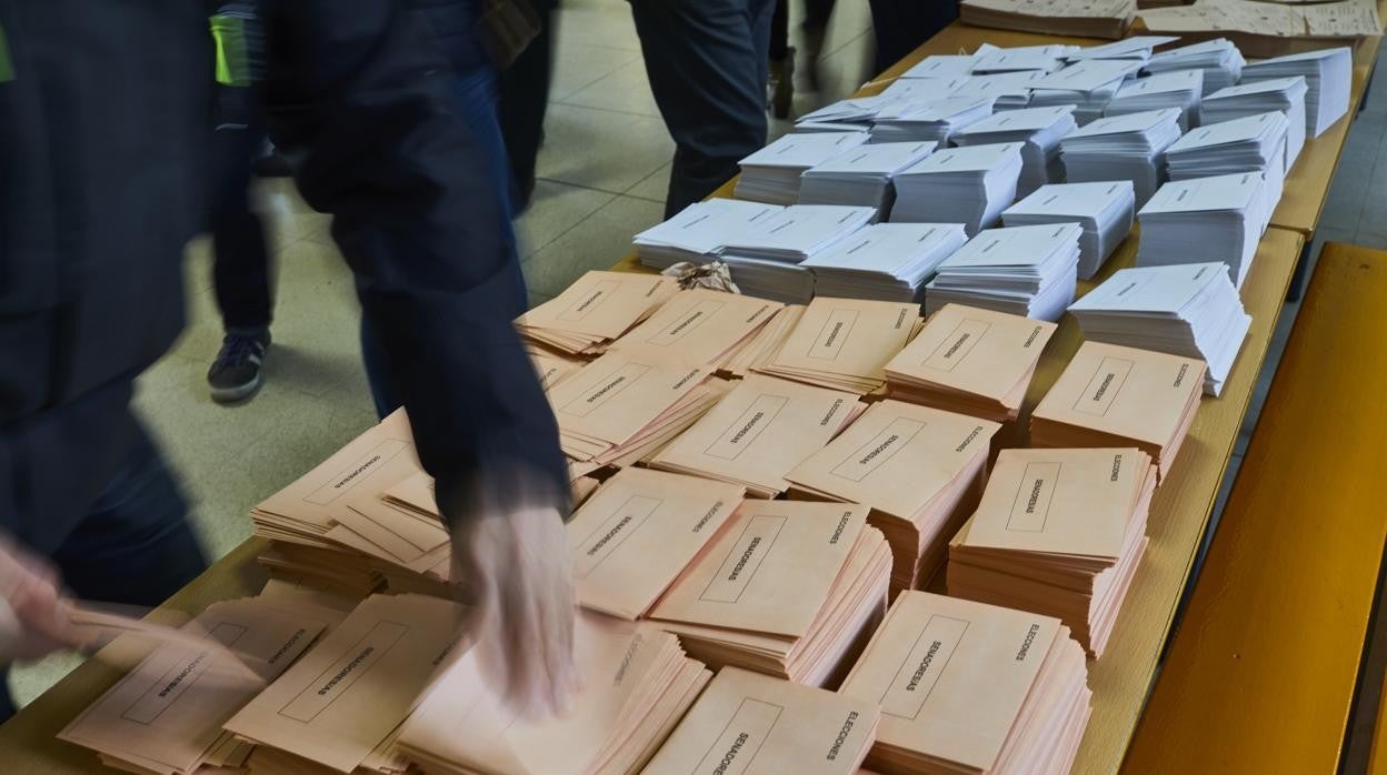 Papeletas para las elecciones de 2019 en un colegio electoral de Madrid