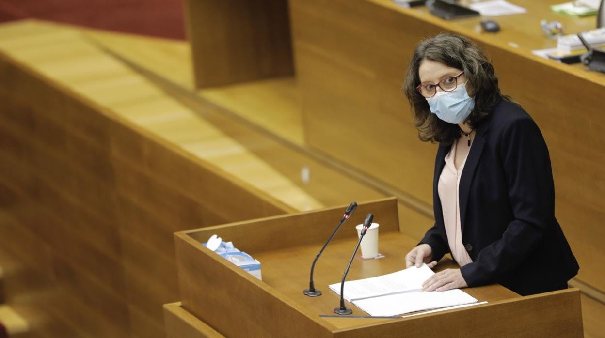 Imagen de la vicepresidenta de la Generalitat, Mónica Oltra, durante su comparecencia en las Cortes Valencianas