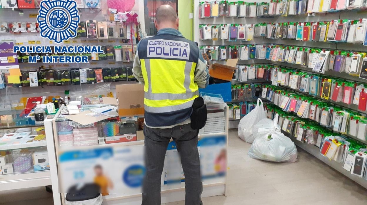 La Policía recurre a expertos para distinguir 3.000 accesorios de móvil falsificados con gran perfección en Alicante