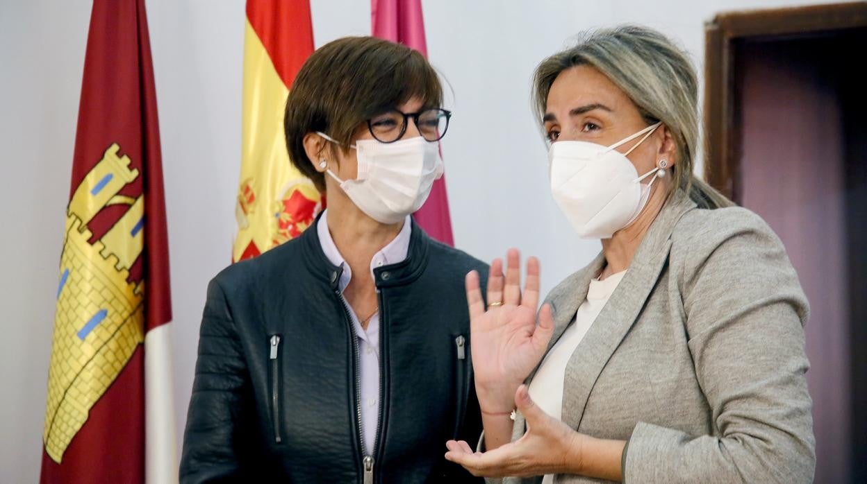 La alcaldesa de Toledo, Milagros Tolón, con la directora general de la Guardia Civil, María Gámez