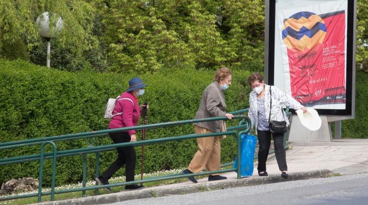 Tres mujeres acuden en Lugo a una residencia geriátrica, en una imagen reciente