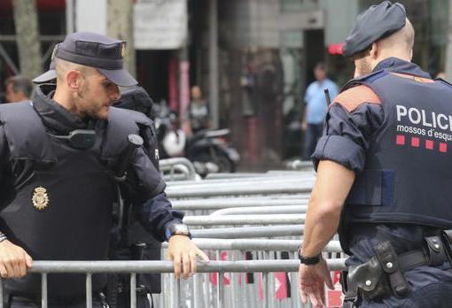 Un policía nacional y un mosso d''equadra, en un operativo conjunto en Barcelona