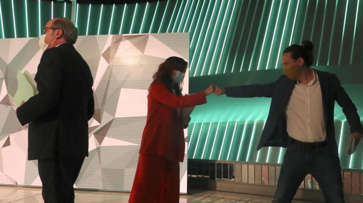 La candidata del Partido Popular, Isabel Díaz Ayuso, observa a Ángel Gabilondo durante una de sus intervenciones