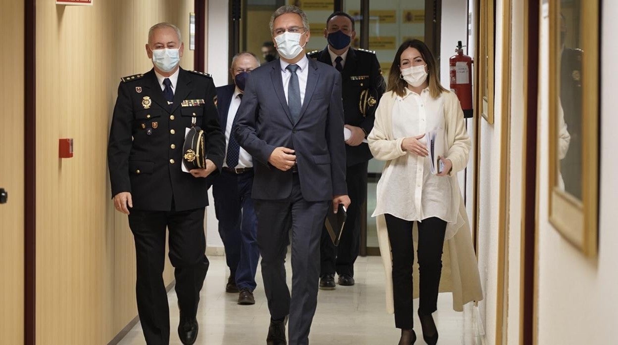 El delegado del Gobierno, Javier Izquierdo, junto a miembros de la Policía Nacional antes de la presentación de la Operación Manero que ha permitido liberar a cuatro mujeres que estaban siendo explotadas sexualemente