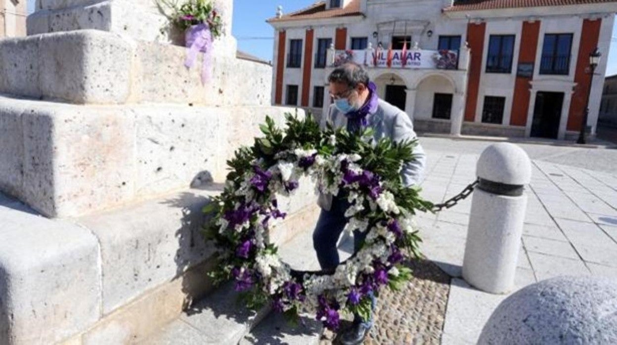 El alcalde de Villalar de los Comuneros, Luis Alonso Laguna, durante la ofrenda floral del pasado año, marcado también por el Covid