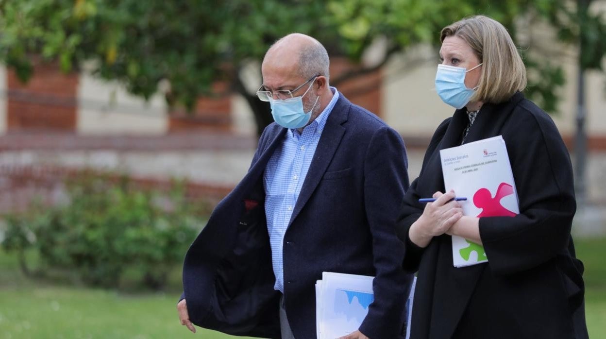 El vicepresidente Francisco Igea junto a la consejera Isabel Blanco, este jueves antes de la rueda de prensa posterior al Consejo de Gobierno