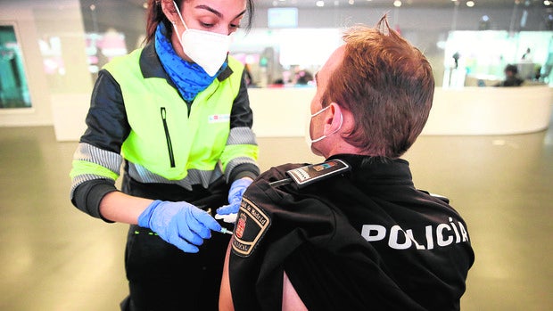 La Generalitat maniobró dos meses para no vacunar a policías y guardias civiles