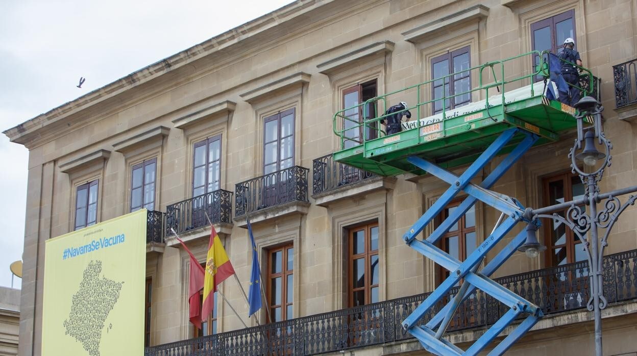 Dos carteles de grandes dimensiones promocionan la vacunación en el Palacio de Navarra.