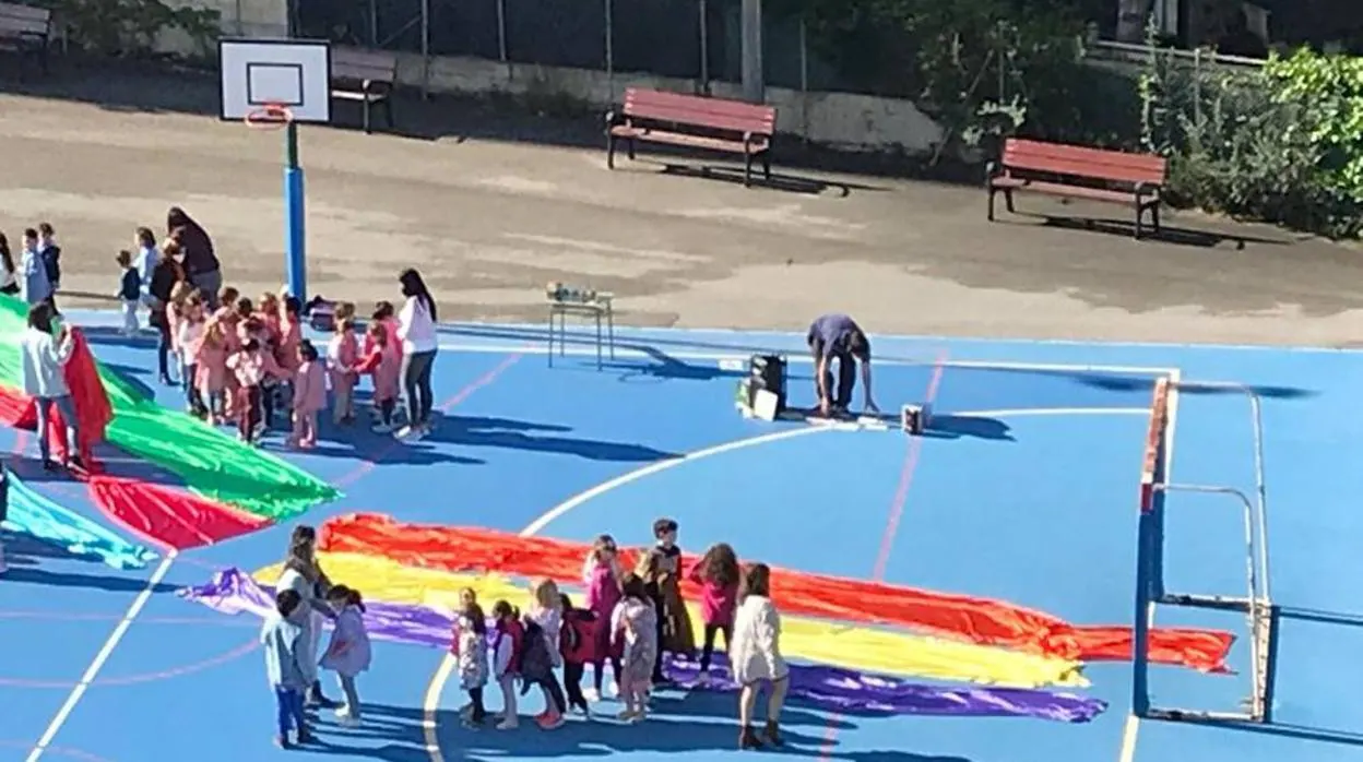 Escolares junto a la bandera republicana en el patio del colegio Voramar de Alicante