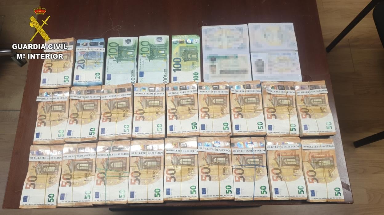 Se enontraron numerosos fajos de dinero en efectivo, divididos en billetes de 100, 50 y 20 eur