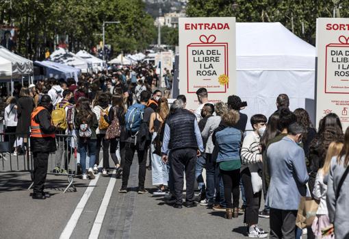 Colas en la entrada de la zona perimetrada de Paseo de Gracia