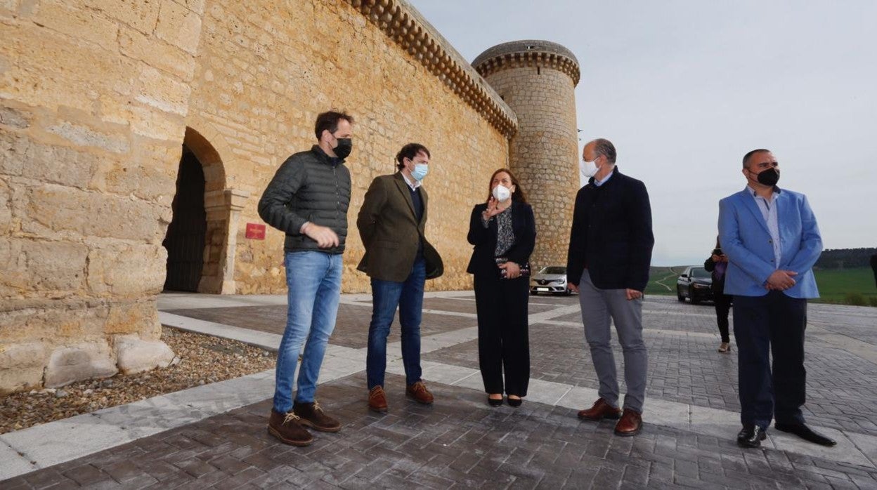 Mañueco, Fuentes e Íscar a su llegada a la localidad vallisoletana de Torrelobatón