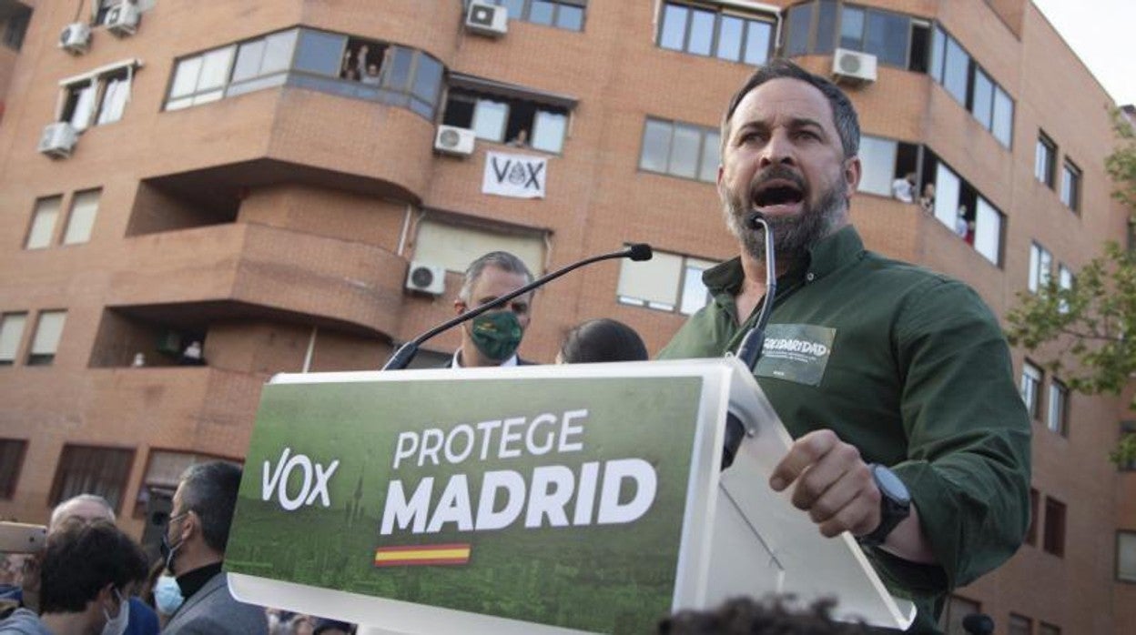 Santiago Abascal, presidente de Vox, durante el mitin de Vox en Vallecas que acabó en fuertes disturbios