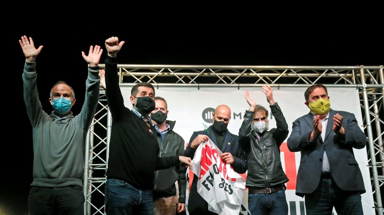 Seis de los presos del procés, Jordi Turull, Jordi Sànchez, Joaquim Forn, Raül Romeva, Jordi Cuixart y Oriol Junqueras, participan en el acto unitario organizado por Òmnium Cultural