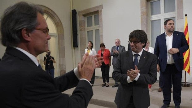 El Tribunal de Cuentas cita a Mas, Puigdemont y Junqueras por desviar dinero para embajadas