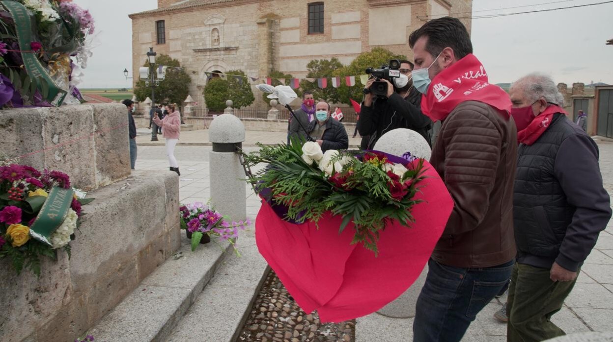 Luis Tudanca deposita un ramo de flores junto a Demetrio Madrid en el monolito de Villalar de los Comuneros