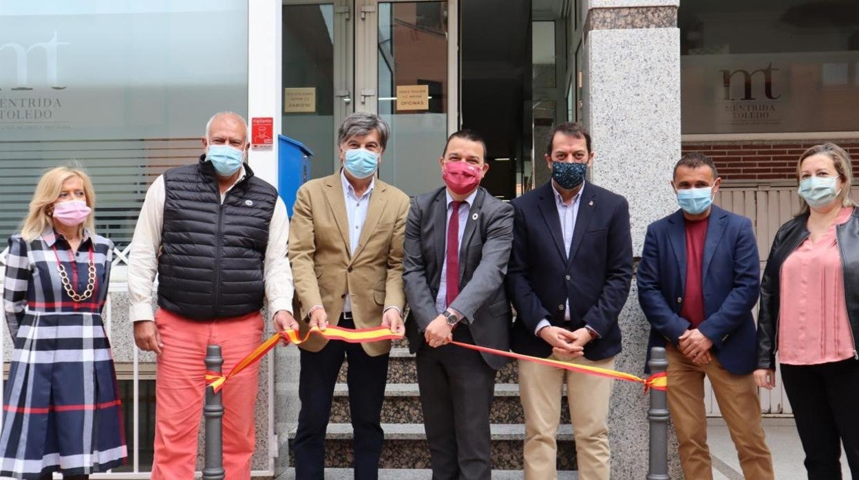 El consejero de Agricultura, en el centro, junto al presidente de la DO Méntrida y el alcalde de Torrijos