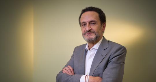 Edmundo Bal posa para ABC antes de su entrevista