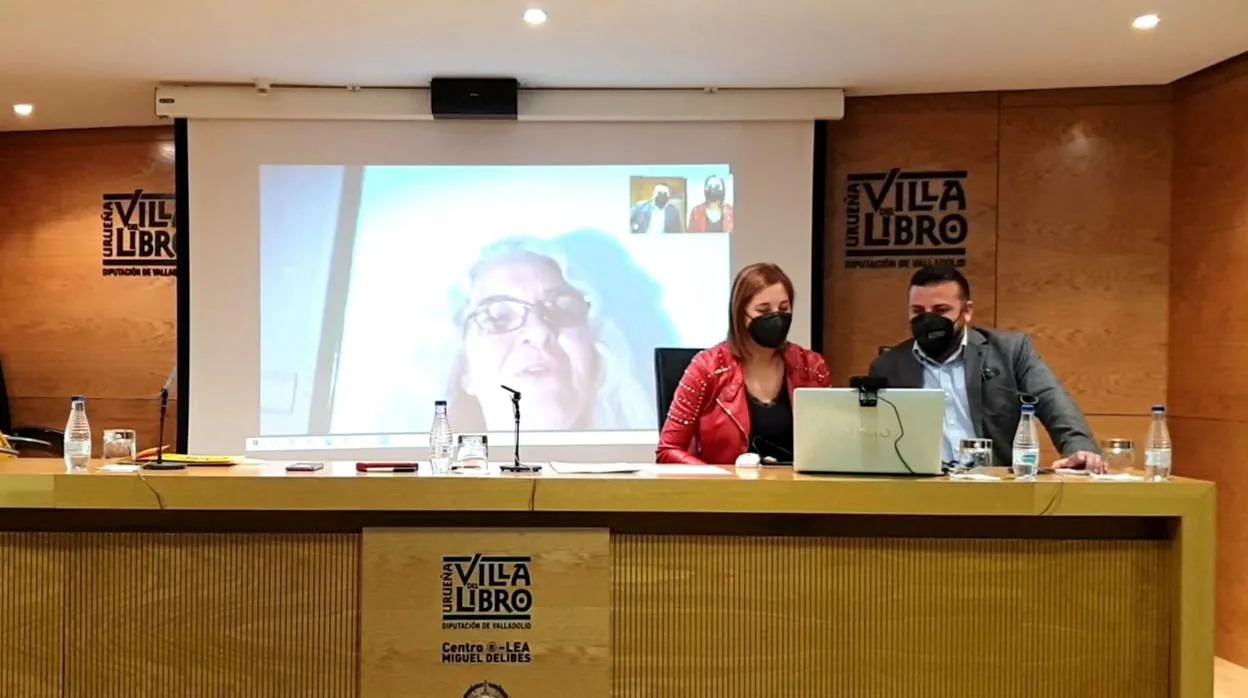 Miembros del jurado comunican a Mercedes Melo Pereira el premio del certamen «La libertad es una librería»