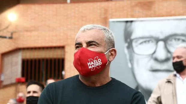 Jorge Javier Vázquez arropa a Gabilondo en un acto de campaña en la 'Plaza Roja' de Vallecas