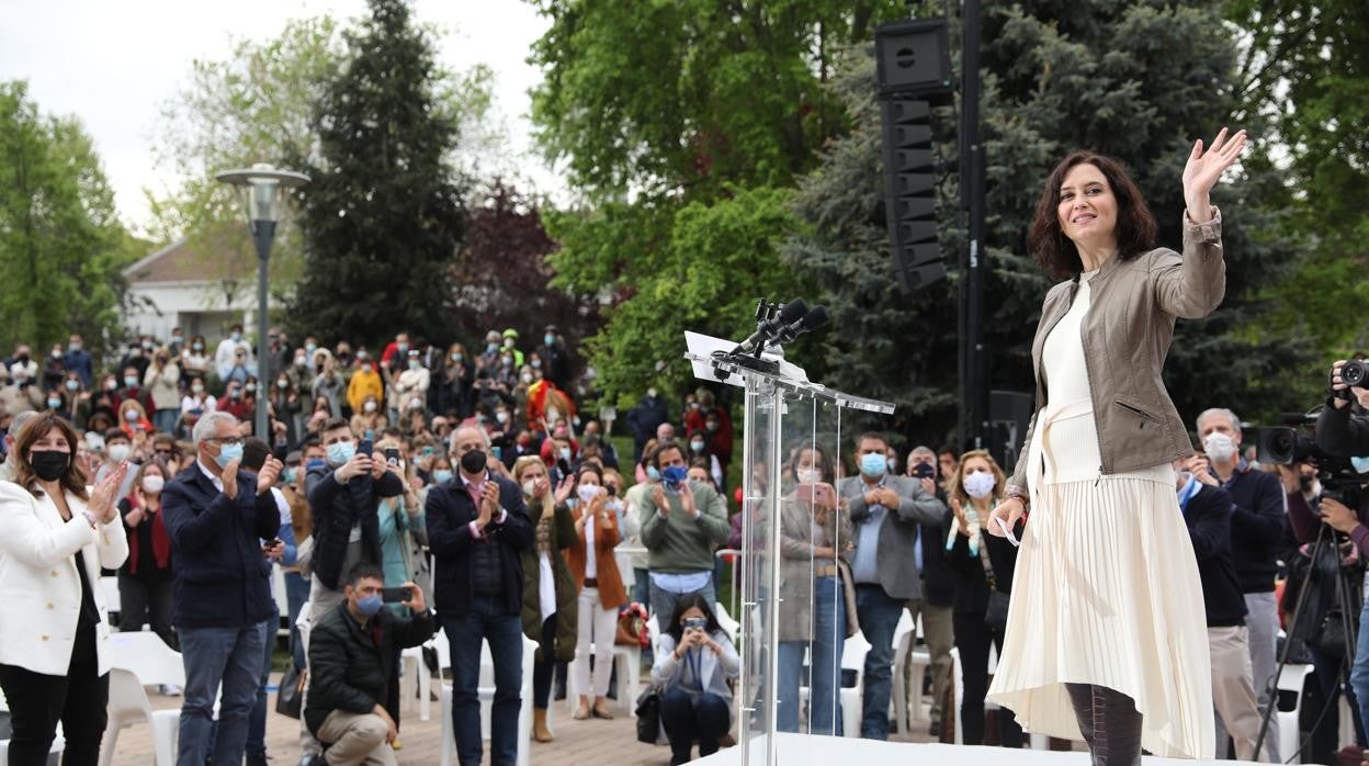 La presidenta de la Comunidad de Madrid y candidata a la reelección, Isabel Díaz Ayuso, durante un acto de campaña, a 23 de abril de 2021, en Pozuelo de Alarcón,