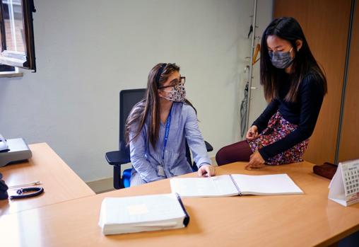 El trabajo fin de prácticas de Nuria y Violeta ha permitido convertir el edificio de la calle de Bustamante en un lugar accesible cognitivamente.