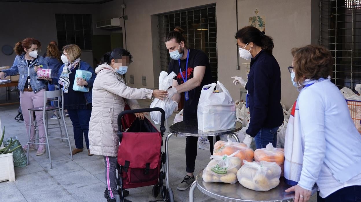 Reparto de alimentos en la parroquia Josemaría Escrivá de Valencia