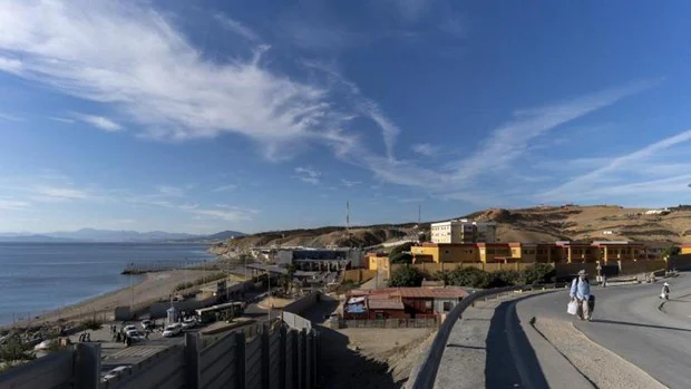 Medio centenar de migrantes consigue entrar en Ceuta a nado rodeando el espigón fronterizo del Tarajal