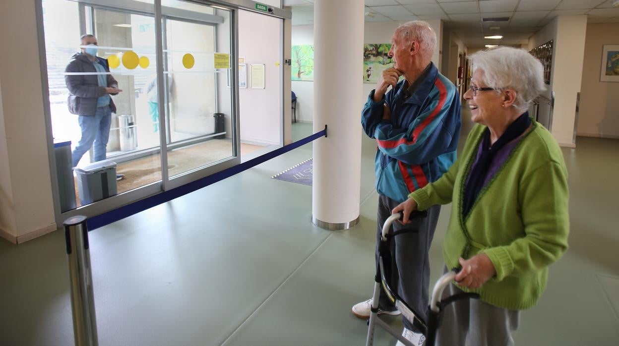 Dolores y José Ramón observan cómo llega su hijo Abel, en la residencia Volta do Castro, en Santiago