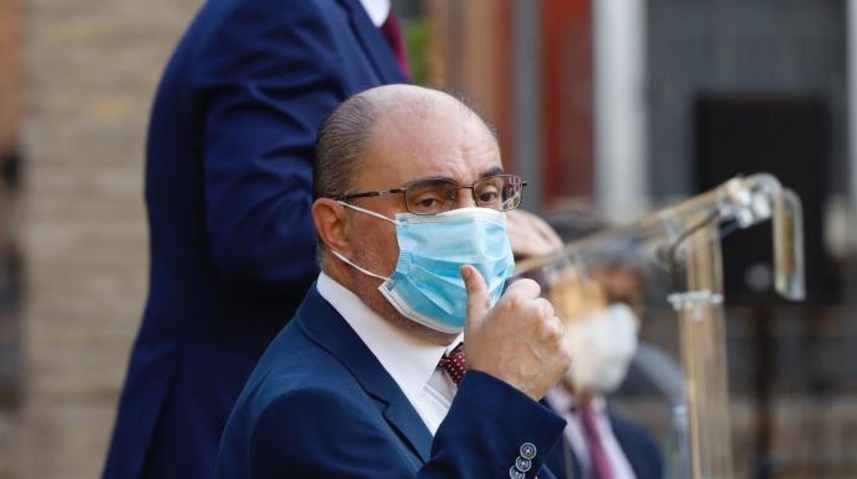 El presidente aragnés y líder regional del PSOE, Javier Lambán, durante un acto oficial. Tras él, José Luis Soro, de la Chunta, uno de sus socios de gobierno