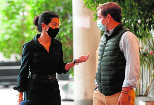 Rocío Monasterio (Vox) junto a su jefe de campaña, Santiago Ribas