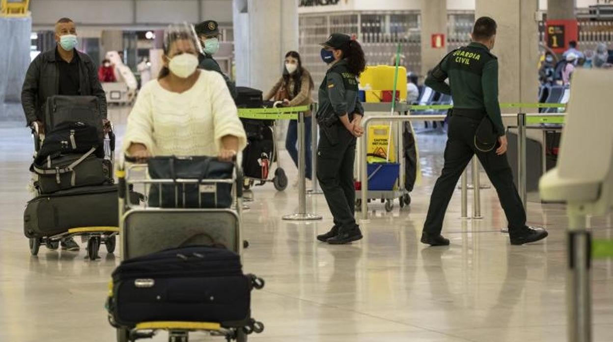 Varios viajeros llegan a Madrid a través del aeropuerto de Barajas