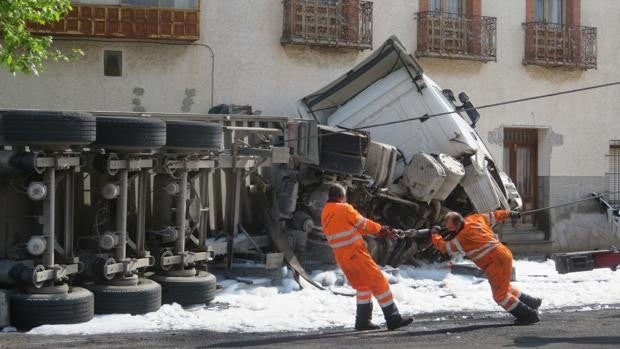 Resulta herido tras volcar su camión en Orgaz, a la entrada de la N-401