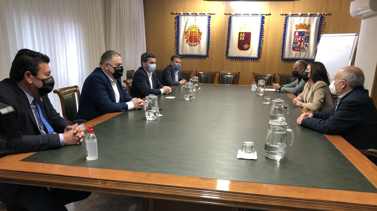 Reunión de los representantes del Gobierno de la Región de Murcia y la Generalitat Valenciana, con responsables del sindicato de regantes SCRATS, este lunes