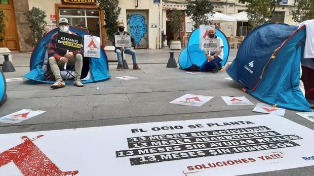 El ocio nocturno continúa su acampada para denunciar el «maltrato económico» de la Generalitat Valenciana