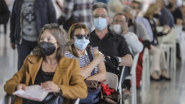 Los contagios de coronavirus vuelven a descender el día que comienzan las nuevas restricciones en Valencia