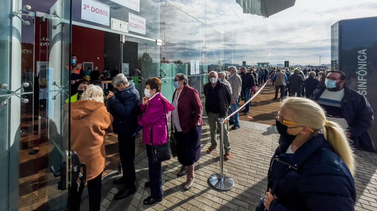 Las colas a primera hora de la mañana eran numerosas ante las puertas del Auditorio Miguel Delibes