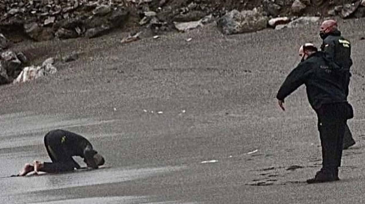 Uno de los inmigrantes que ha llegado a nado a Ceuta