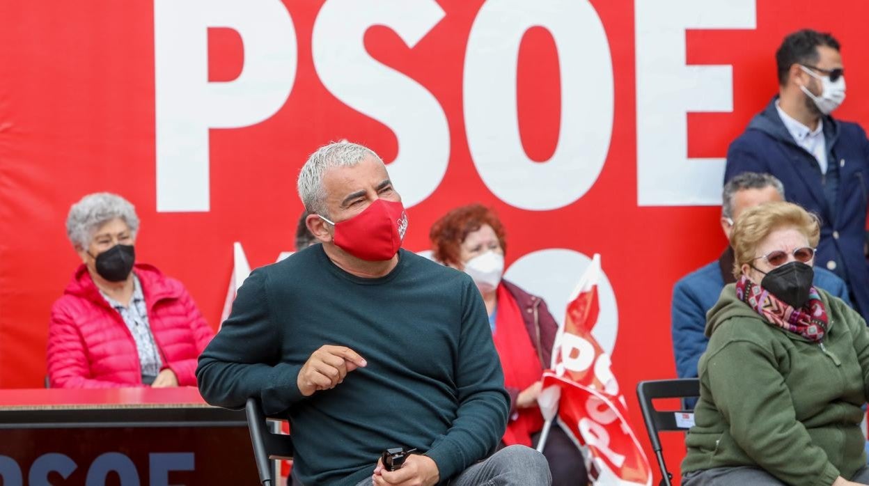 El presentador Jorge Javier Vázquez, durante un acto electoral del PSOE, a 24 de abril de 2021, en Puente de Vallecas, Madrid,