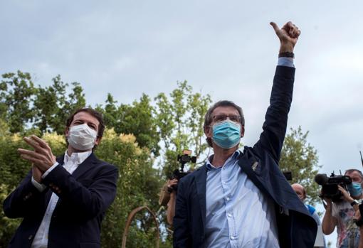 El presidente de la Xunta y candidato del PP a la reelección, Alberto Núñez Feijóo (d) junto al presidente del PP de Castilla y León, Alfonso Fernández Mañueco