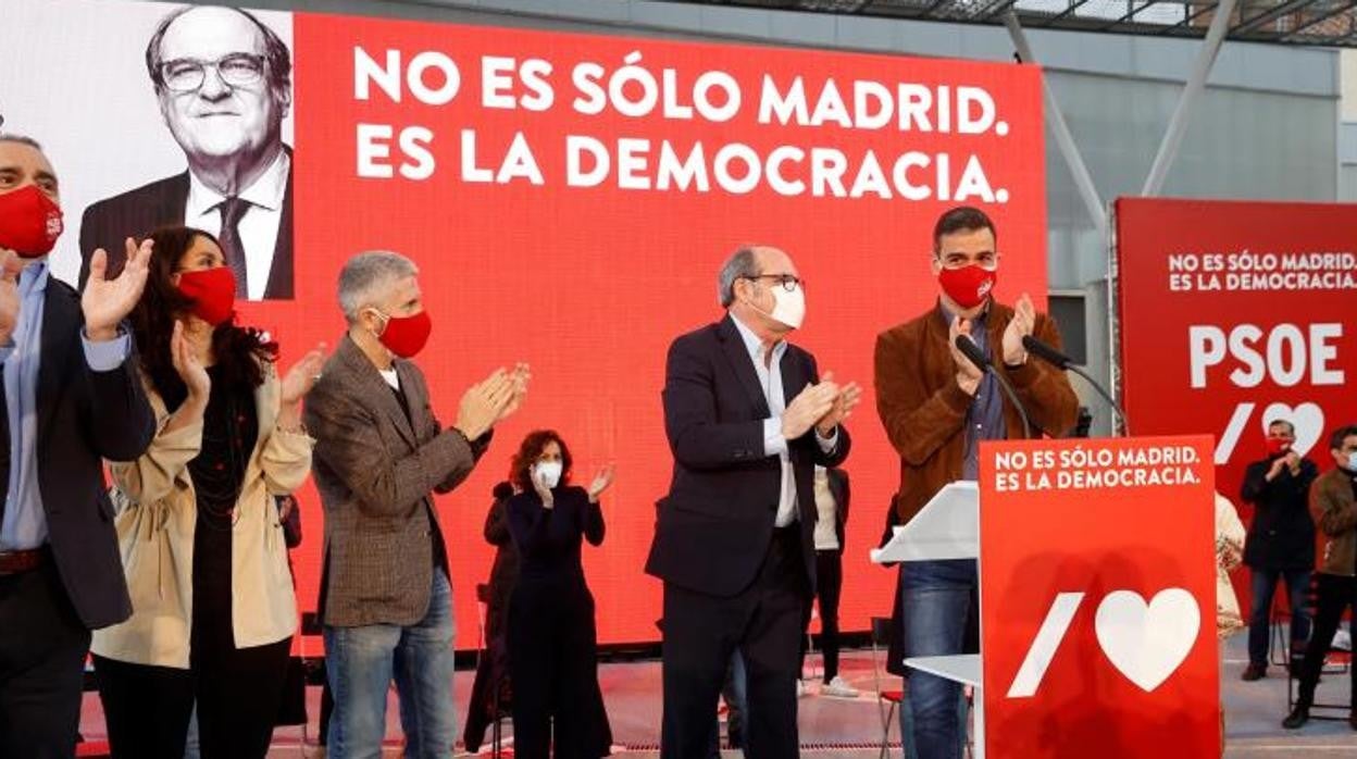 Mitin del PSOE, ayer, en el polideportivo municipal de Getafe