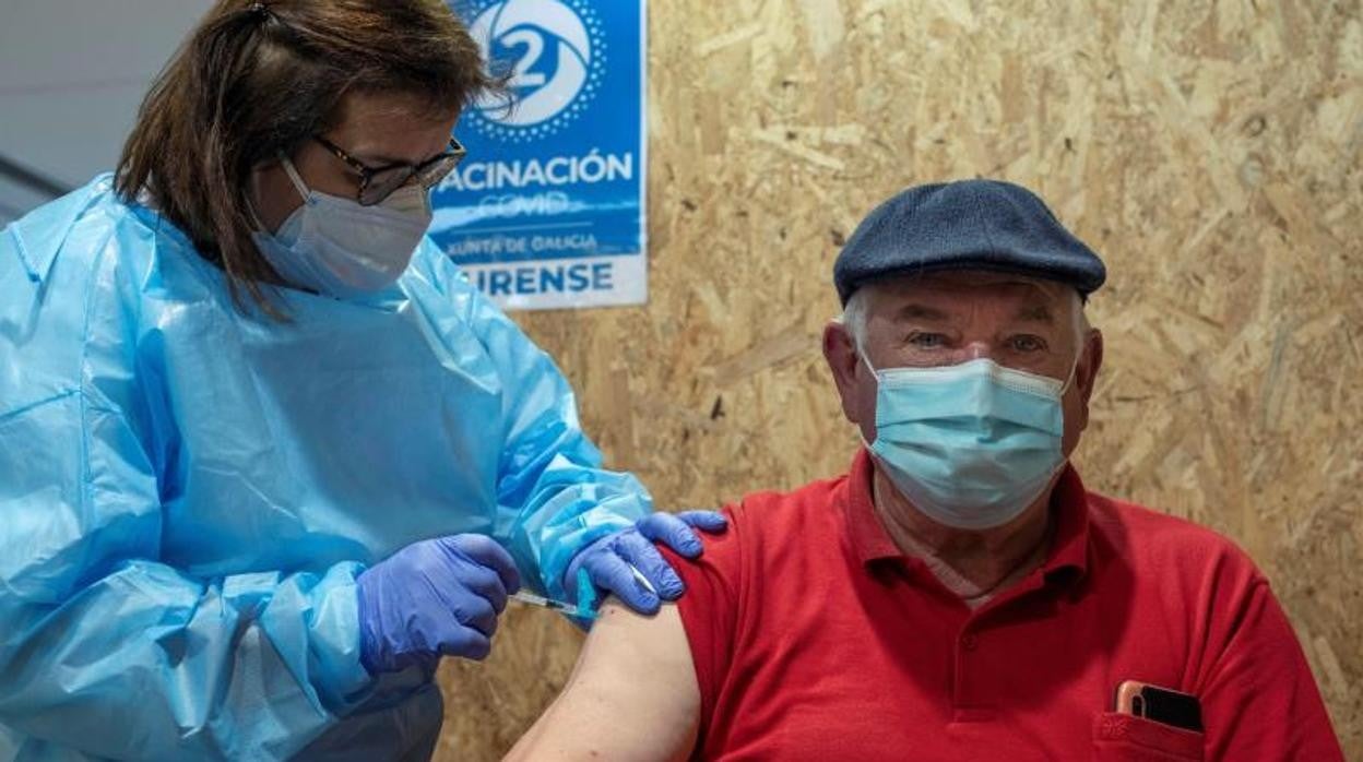 Un hombre recibiendo este fin de semana la vacuna contra el coronavirus en Expourense