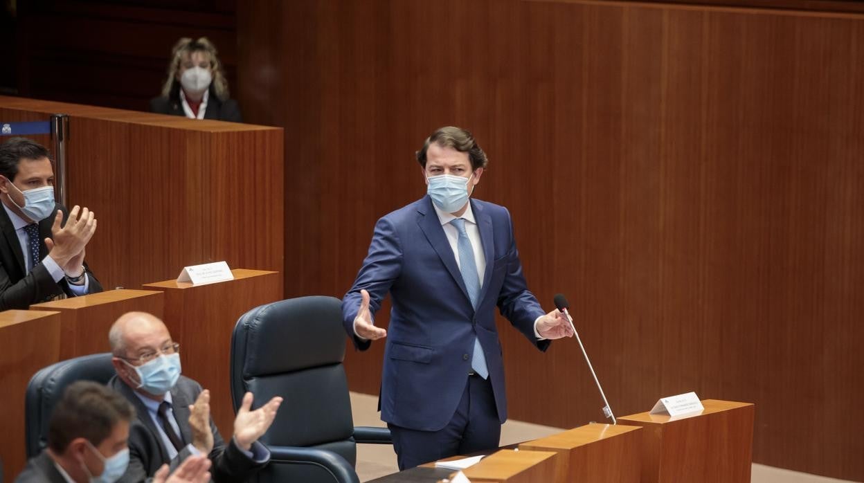 El presidente de la Junta, Alfonso Fernández Mañueco, durante la sesión de control en las Cortes este martes