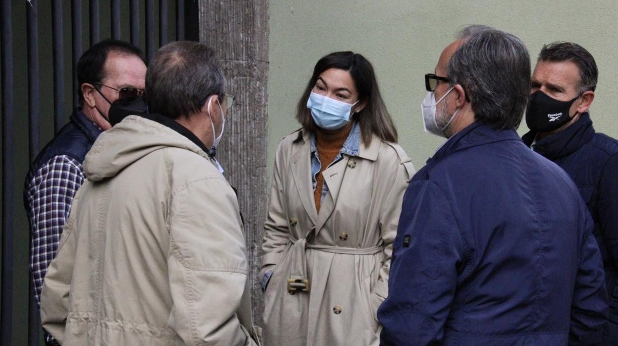 Claudia Alonso en su visita al barrio de Buenavista