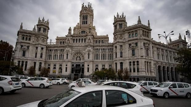 La Justicia desestima la demanda del taxi contra Almeida por el control a las VTC más contaminantes