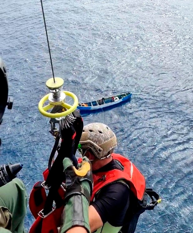 Salvamento remolca el cayuco con los 24 cadáveres