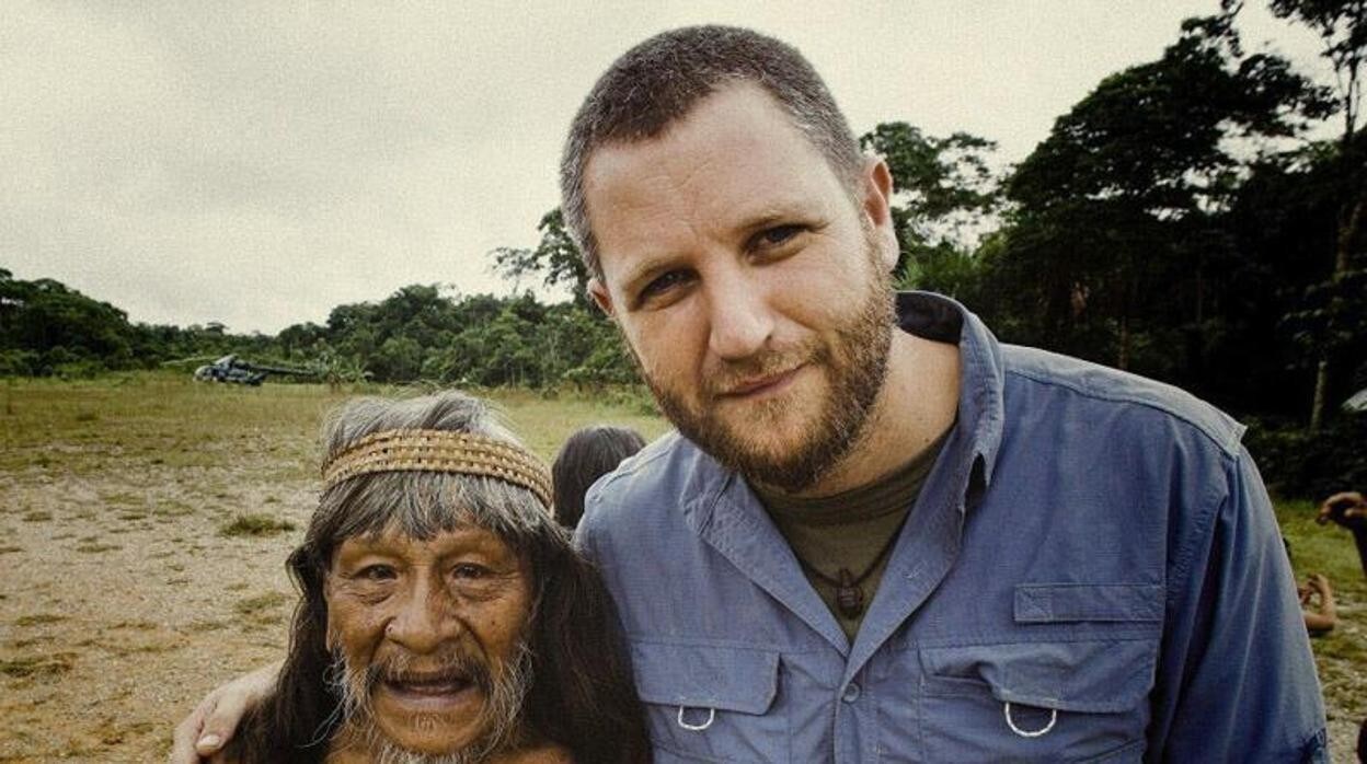 David Beriain junto a un indígena huaoraní en la selva amazónica ecuatoriana.