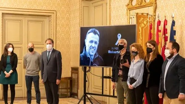 Sentido homenaje al cámara Roberto Fraile de periodistas y autoridades de Salamanca